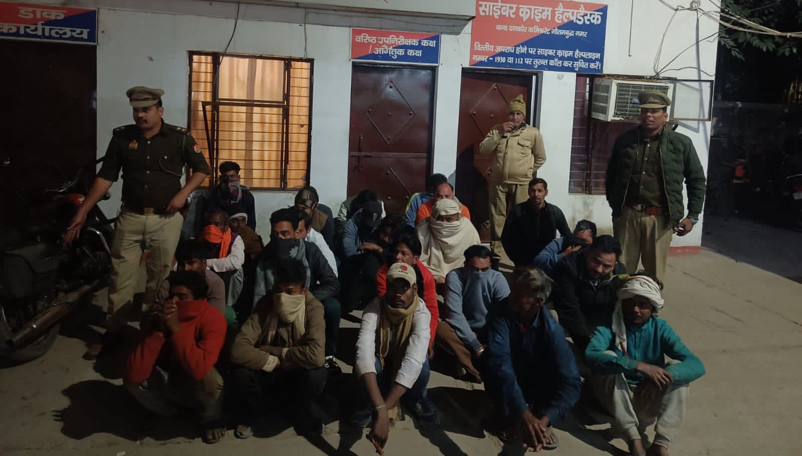 सार्वजनिक स्‍थान पर शराब पीने वाले 383 लोगों पर पुलिस ने की कार्रवाई:ग्रेटर नोएडा जोन के सभी कोतवाली क्षेत्र में चला अभियान