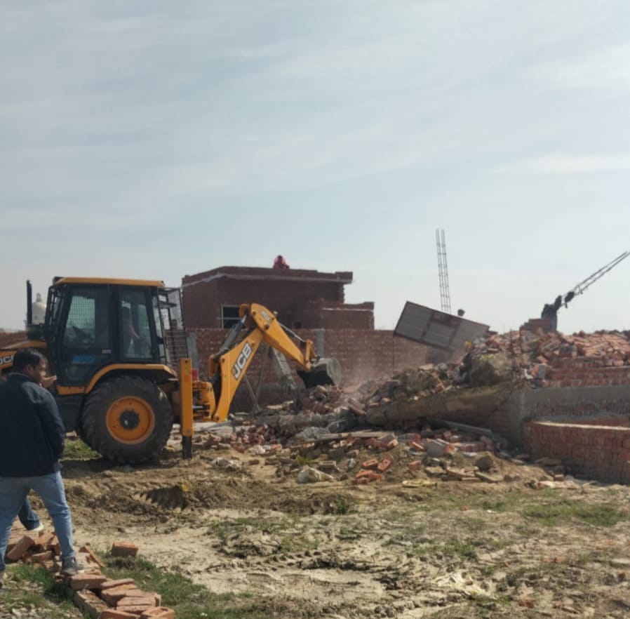 करोड़ो रुपए कमाई की योजना पर चला प्राधिकरण का बुल्‍डोजर:बिसरख के डूब क्षेत्र में अवैध कॉलोनी काटने की फ‍िराक में थे कॉलोनाइजर