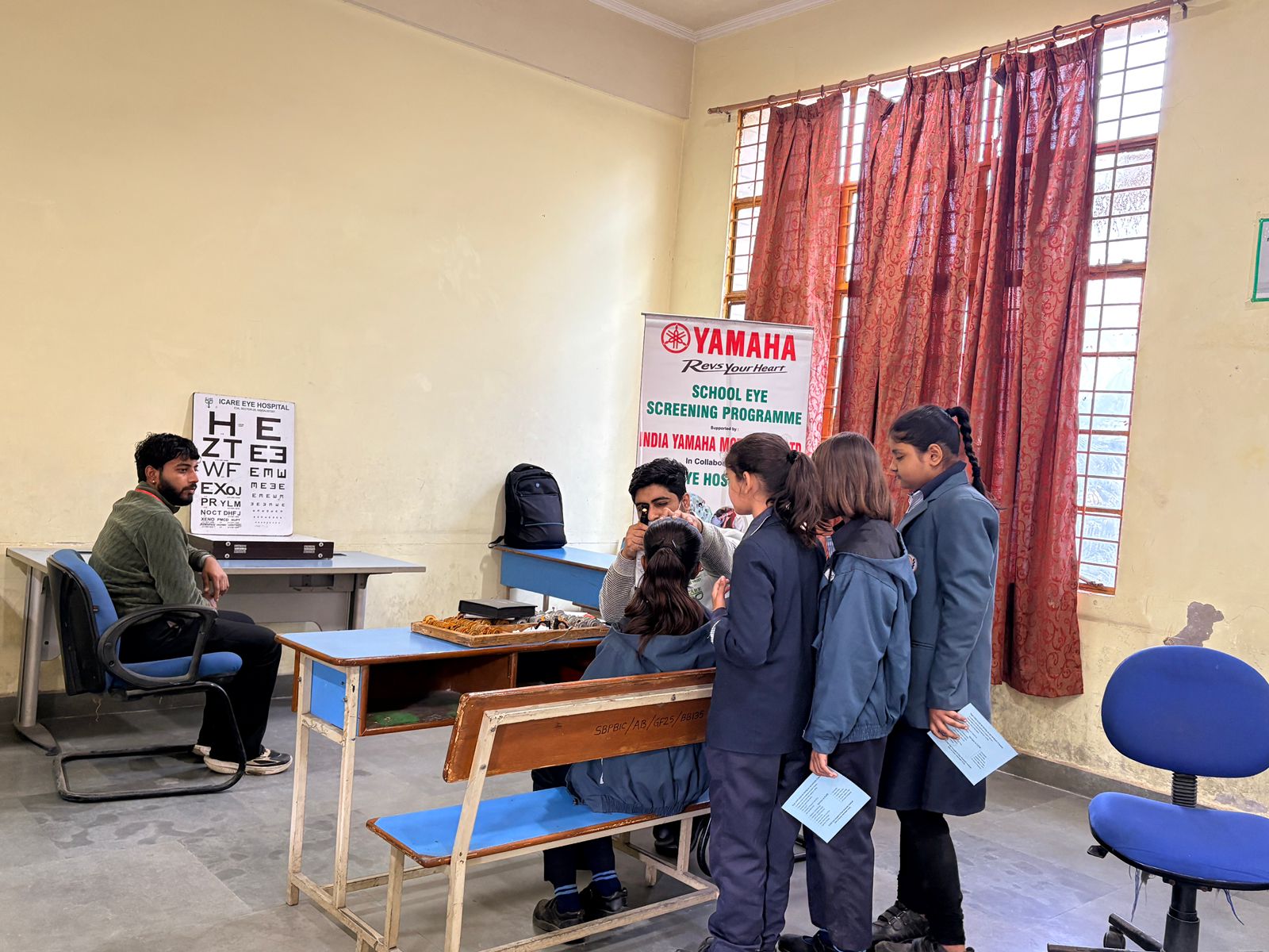 सावित्रीबाई फूले बालिका इंटर कॉलेज में नेत्र जांच शिविर:शिविर में 129 छात्राओं के आंखों की हुई जांच