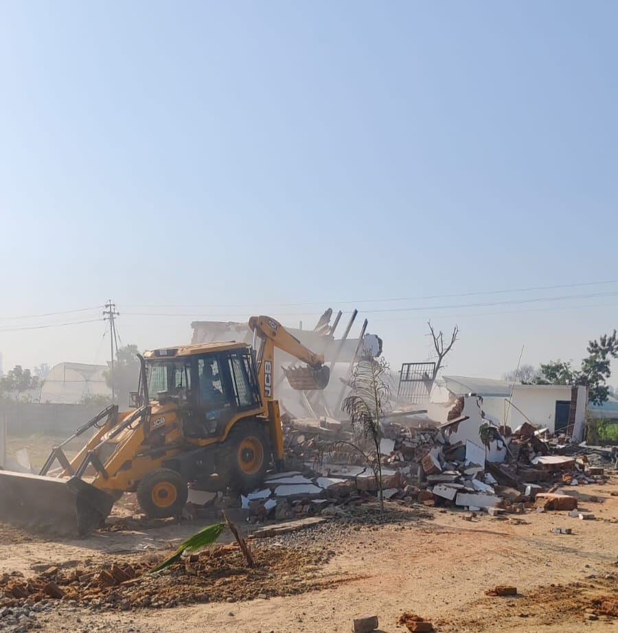 प्राधिकरण के अधिसूचित क्षेत्र में करोड़ों की जमीन पर हो रहा था कब्‍जा:बुल्‍डोजर चलाकर 37 करोड़ रुपए की जमीन कराई कब्‍जा मुक्‍त