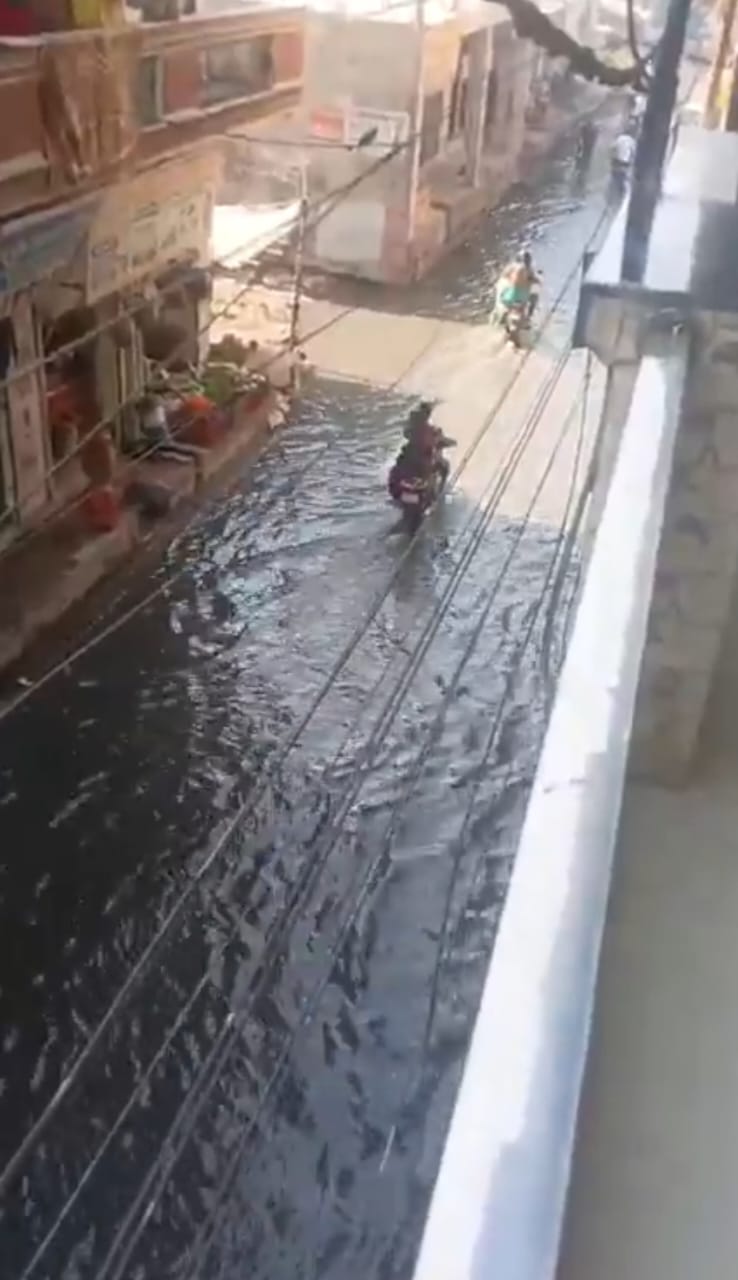 सूरजपुर के हजारों लोगों का घरों से बाहर निकलना हुआ दुश्‍वार:गलियों में दूर तक भरा हुआ है सीवर का गंदा पानी