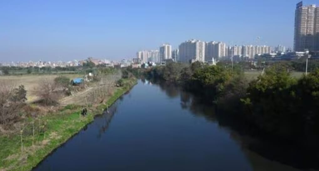 अब सेक्‍टर व गांव में नहीं घुसेगा हिंडन में आई बाढ़ का पानी:ग्रेटर नोएडा प्राधिकरण 10 करोड़ रुपए से लगवा रहा रेगुलेटर