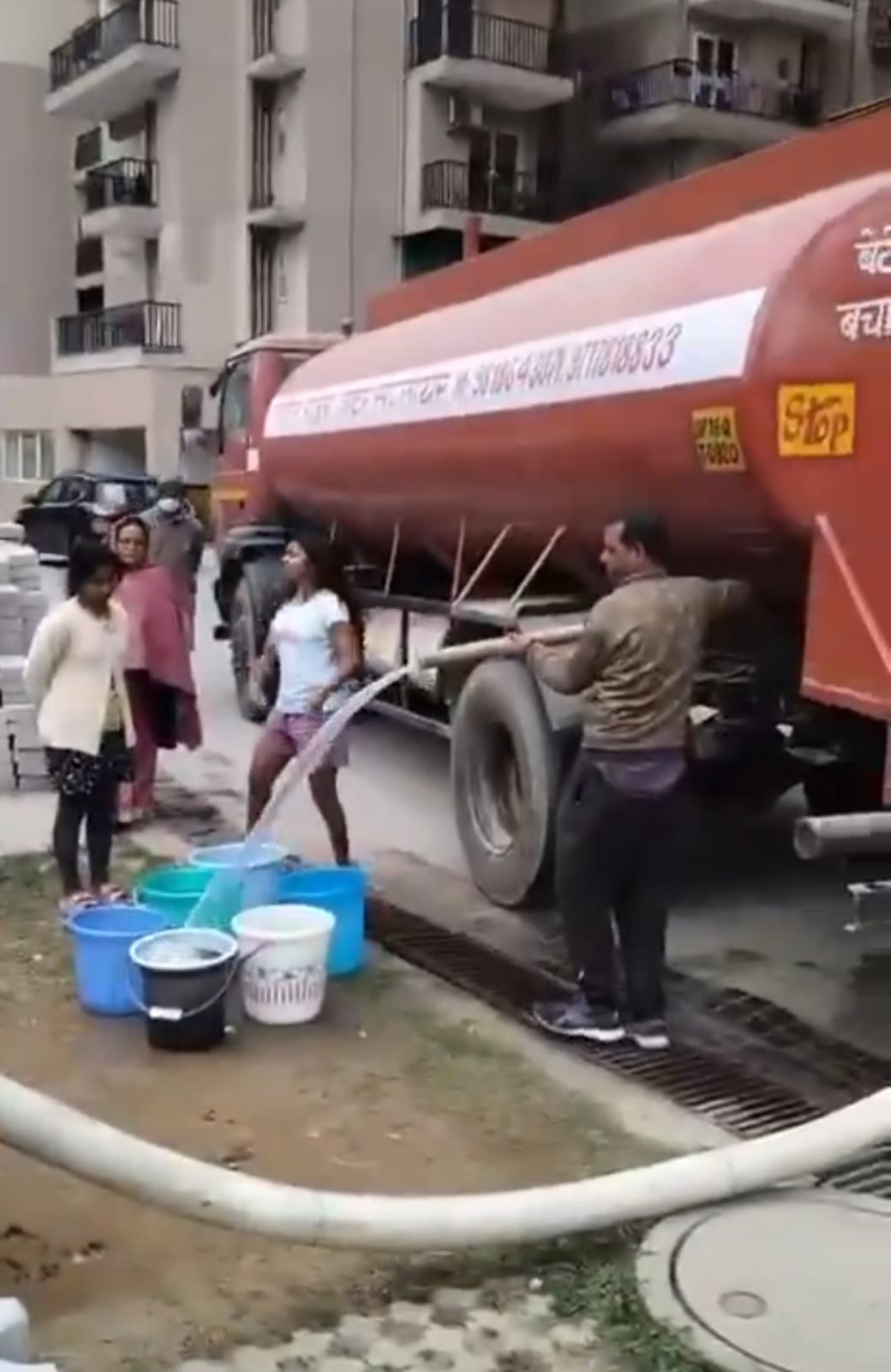 पानी को तरसे लॉ रेजिडेंसिया सोसायटी के हजारों परिवार:ऊपर की मंजिल तक एक-एक बाल्‍टी पानी ले जाने को हुए विवश