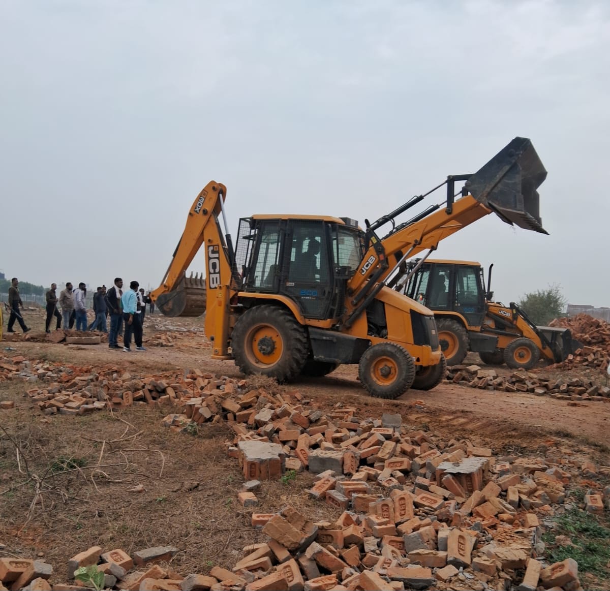 प्राधिकरण ने दिया जमीन का मुआवजा, लोगों ने कर लिया कब्‍जा:अभियान चलाकर ग्रेटर नोएडा प्राधिकरण ने खाली कराई 60 करोड़ की जमीन