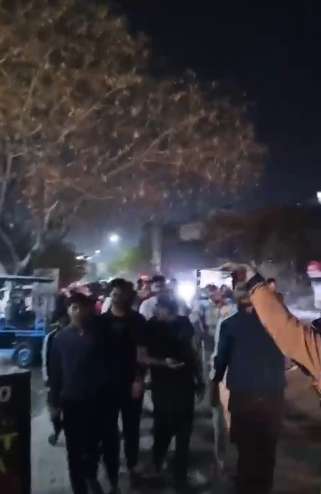 स्‍टेनजा लिविंग हास्‍टल में खाना न मिलने पर भड़के छात्रों ने किया हंगामा:नाराज छात्रों ने भूखे पेट हास्‍टल के खिलाफ की नारेबाजी