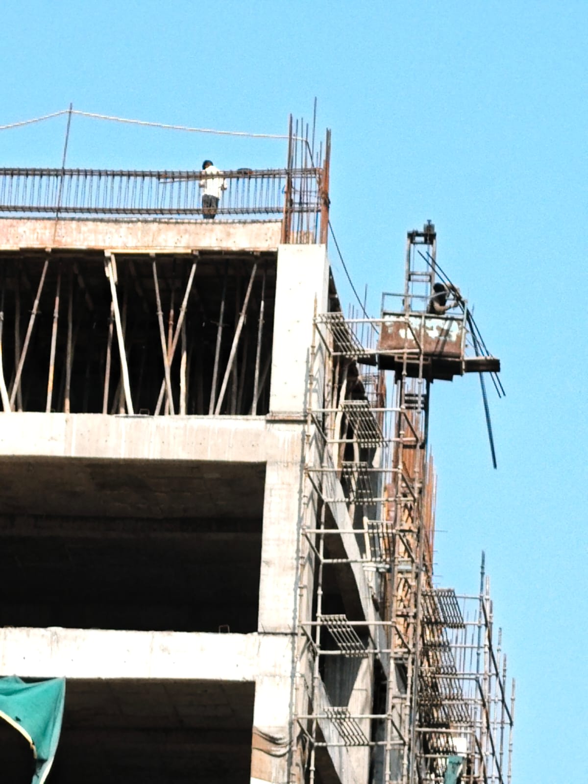 जीएल बजाज व विद्या कोचिंग सेंटर में लोगों की सुरक्षा से हो रहा था खिलवाड़:श्रम व कारखाना विभाग ने जांच के बाद की बड़ी कार्रवाई