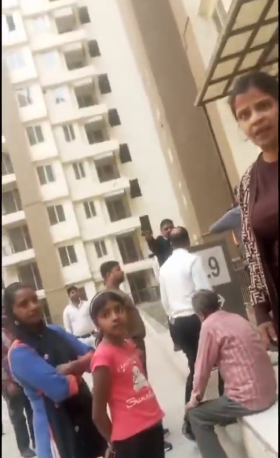 सोसायटी की लिफ्ट में आधे घंटे तक फंसे बच्‍चे की फूल गई सांस:आम्रपाली गोल्‍फ होम्‍स सोसायटी की लिफ्ट में फंसा रहा बच्‍चा