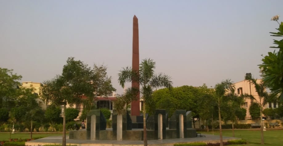 नोएडा में शहीदों को नमन, नौसेना प्रमुख बोले राष्ट्र हमेशा रहेगा ऋणी