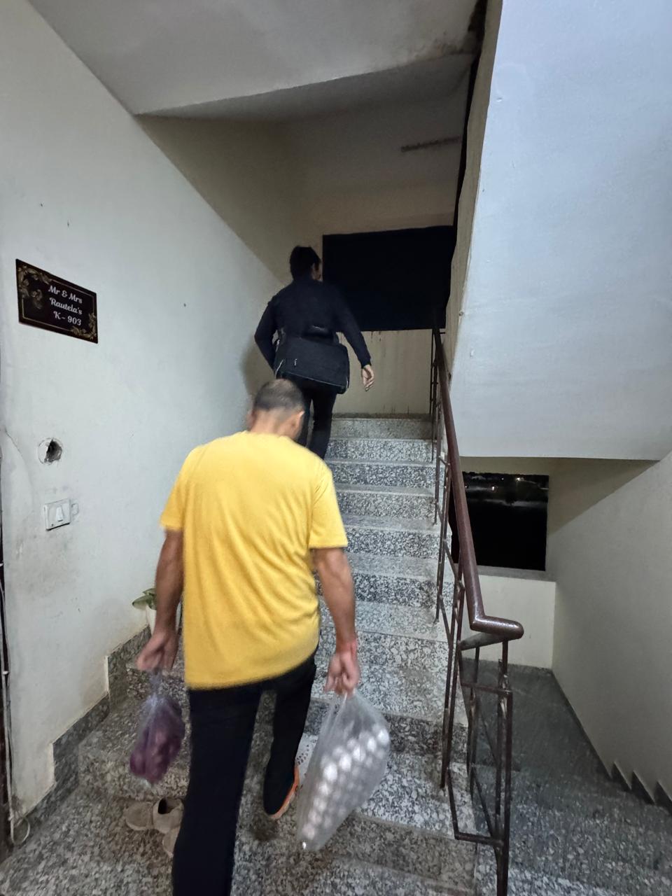 यह सोसायटी है खास जहां लिफ्ट की जगह पोस्‍टर लगा कर रहे छलावा:लिफ्ट खराब होने के बाद 20 मंजिल तक सीढियां चढ़ने को विवश हुए लोग