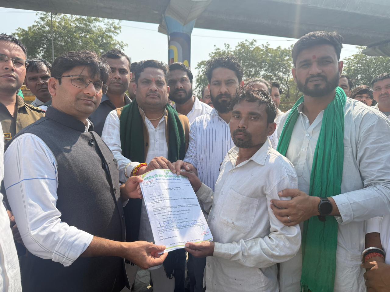 भारतीय किसान यूनियन ने प्रदर्शन कर मांगा एक करोड़ का मुआवजा:मांग के समर्थन में किसानों ने प्राधिकरण कार्यालय पर किया प्रदर्शन