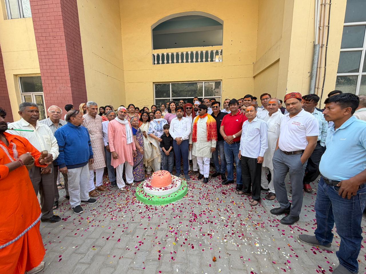 चंदन व फूलों की खुशबू से महका बीटा एक सेक्टर:सेक्टर में उल्लास के साथ खेली गई चंदन व फूलों की होली