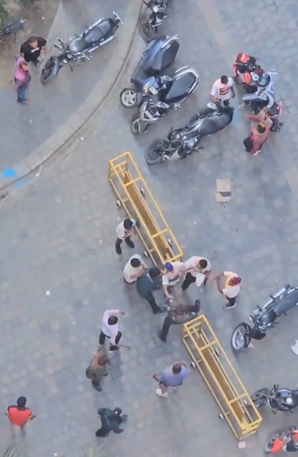 त्‍योहार के बीच राधा स्‍काई गार्डेन सोसायटी में जमकर विवाद:विवाद के बाद गार्डों ने निवासियों पर चलाई लाठी