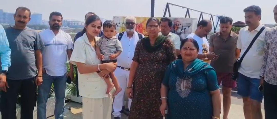 दुबई में फंसे ग्रेटर नोएडा के सैलानियों ने सरकार से मांगी मदद:होटल से 200 मीटर दूर मिसाइल धमाके के बाद डरे सैलानी