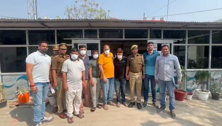 टी-20 वर्ल्ड कप मैच में नोएडा की पॉश सोसायटी में लग रहा था सट्टा:पुलिस ने मास्‍टरमाइंड सहित 5 लोगों को किया गिरफ्तार