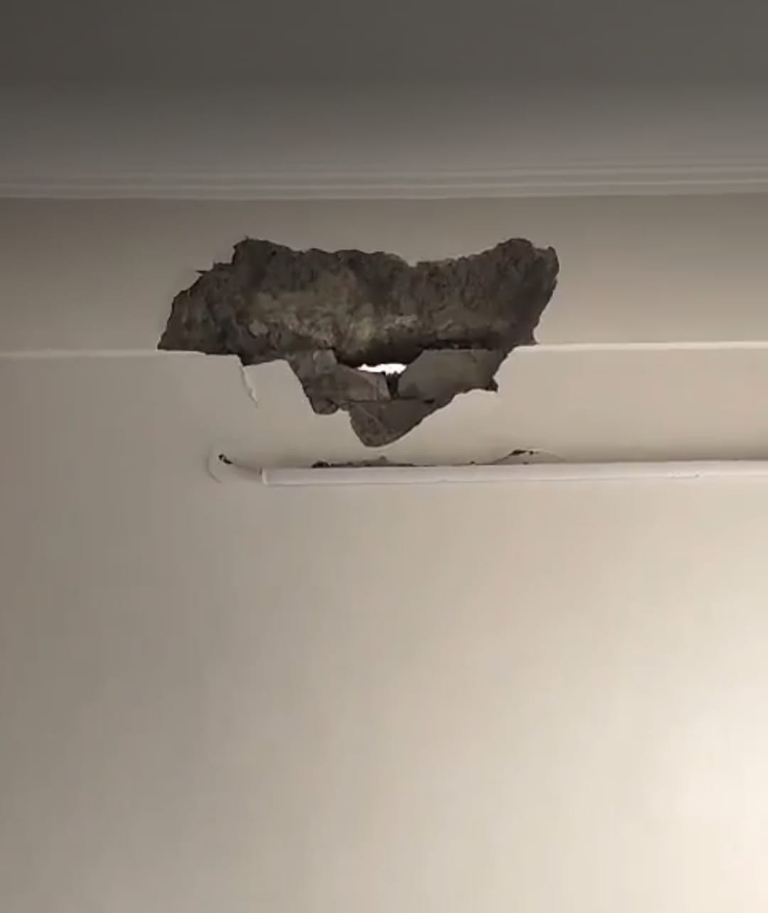 ड्रिल होते ही सोसायटी में गिर गया छत का प्‍लास्‍टर:बेडरूम में गिरा प्‍लास्‍टर का बड़ा हिस्‍सा बाल-बाल बचा परिवार