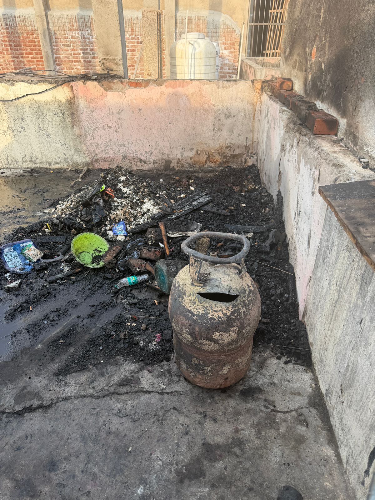 बीटा एक सेक्‍टर में चल रहे अवैध पीजी में फटा सिलेंडर :सिलेंडर फटने से घर में लगी आग, सामान जला