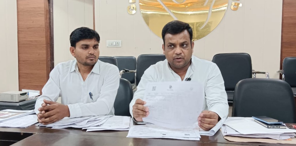 ग्रेटर नोएडा प्राधिकरण की जमीन को बेच रहा भू माफ‍िया:प्राधिकरण को हो रहा करोड़ों रुपए का नुकसान