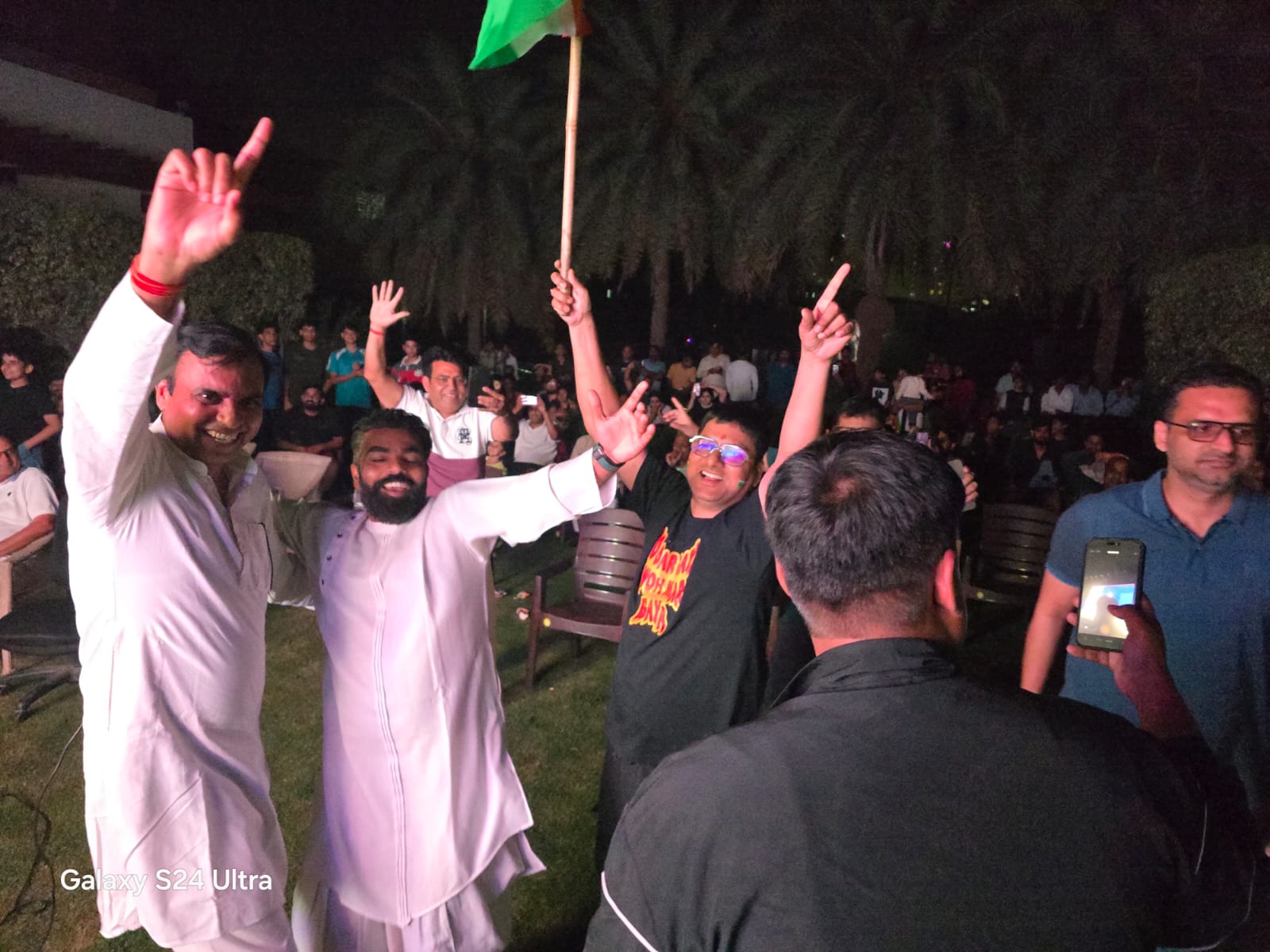 पैरामाउंट गोल्फ फॉरेस्ट में 300 इंच की एलईडी पर लोगों ने देखा मैच:भारत की जीत पर ढोल-नगाड़ों के साथ सोसायटी के लोगों ने मनाया जश्न