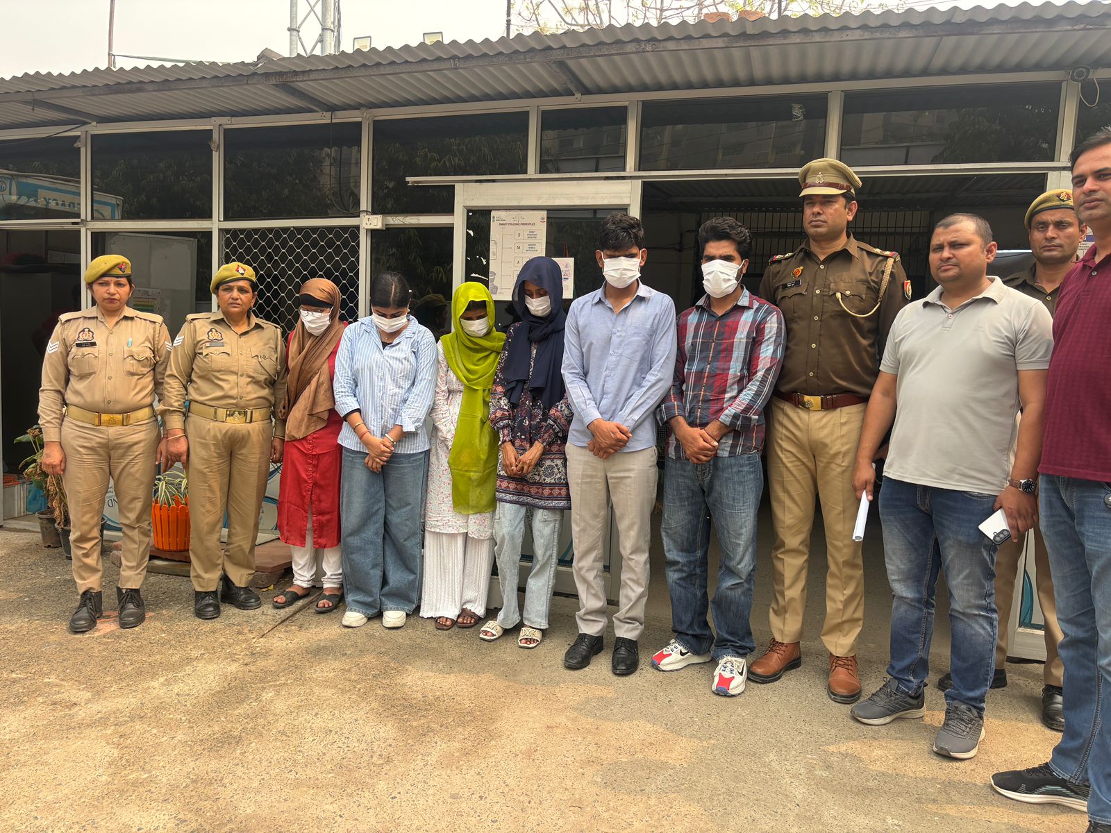 महिला गैंग कर रहा था नौकरी दिलाने के नाम पर ठगी:पुलिस ने गैंग की 4 महिलाओं सहित 6 को किया गिरफ्तार