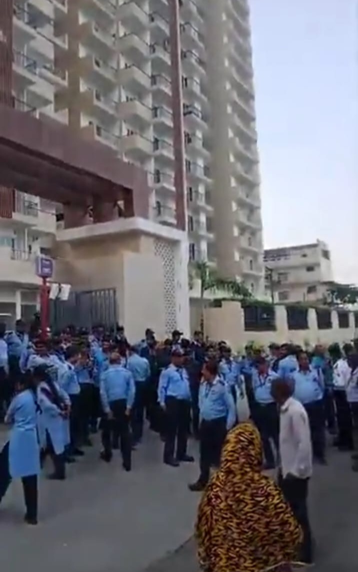 निराला स्‍टेट सोसायटी में सुरक्षा कर्मचारियों ने काम का किया बहिष्‍कार:सैलरी न मिलने के कारण भड़के सुरक्षा कर्मचारी