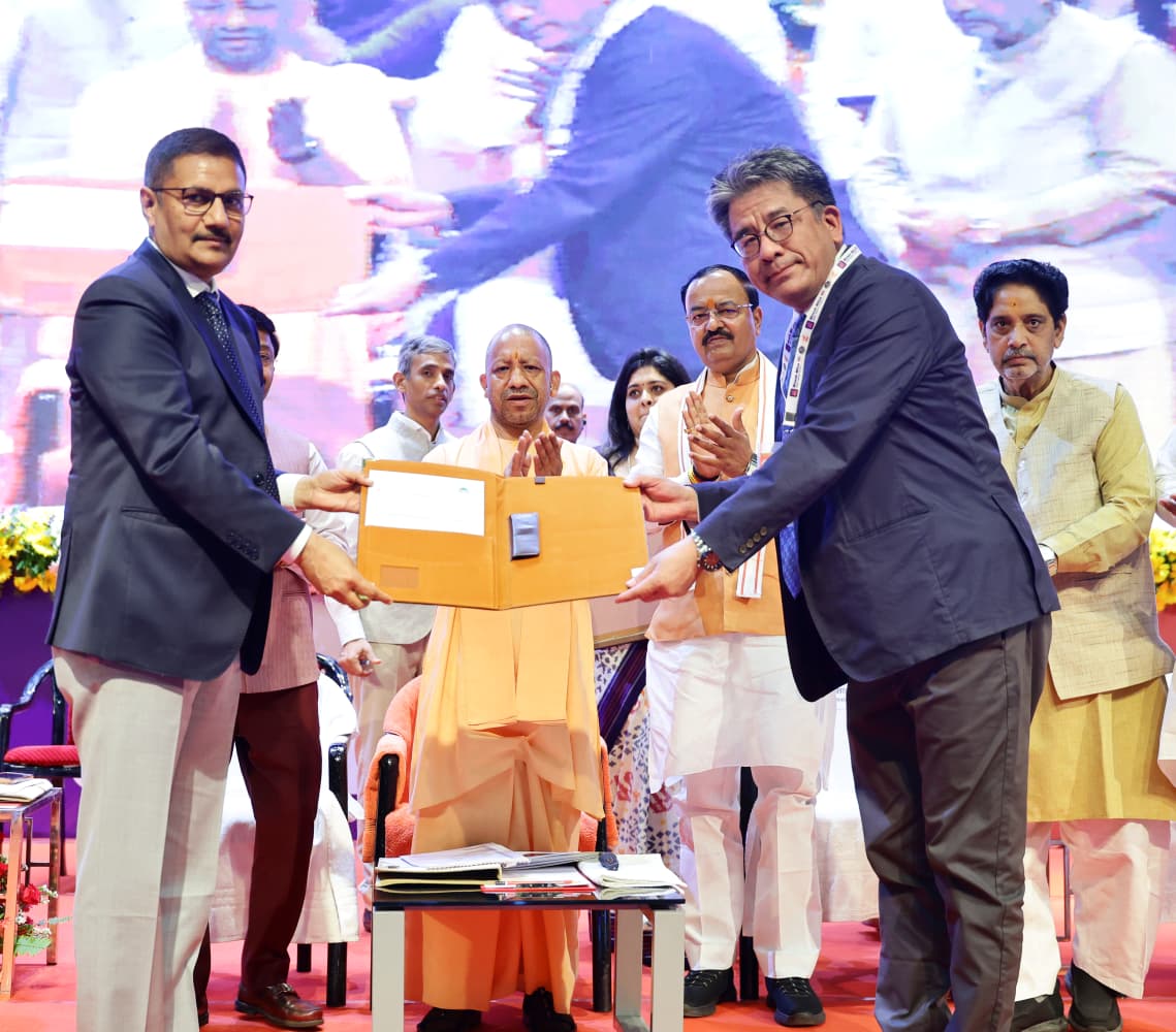 यमुना प्राधिकरण क्षेत्र में इनवेस्‍ट करने वालों को मुख्‍यमंत्री ने सौंपा आवंटन पत्र:इनवेस्‍ट यूपी के तहत निवेश के लिए उद्यमियों ने बढ़ाया था कदम