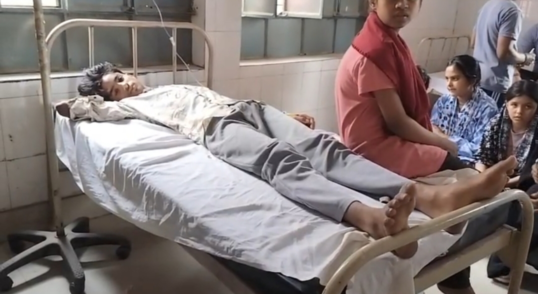 मोमोज खाने के बाद एक ही परिवार के 10 लोग हुए बीमार:उपचार के लिए सभी को सरकारी अस्‍पताल में कराया गया भर्ती