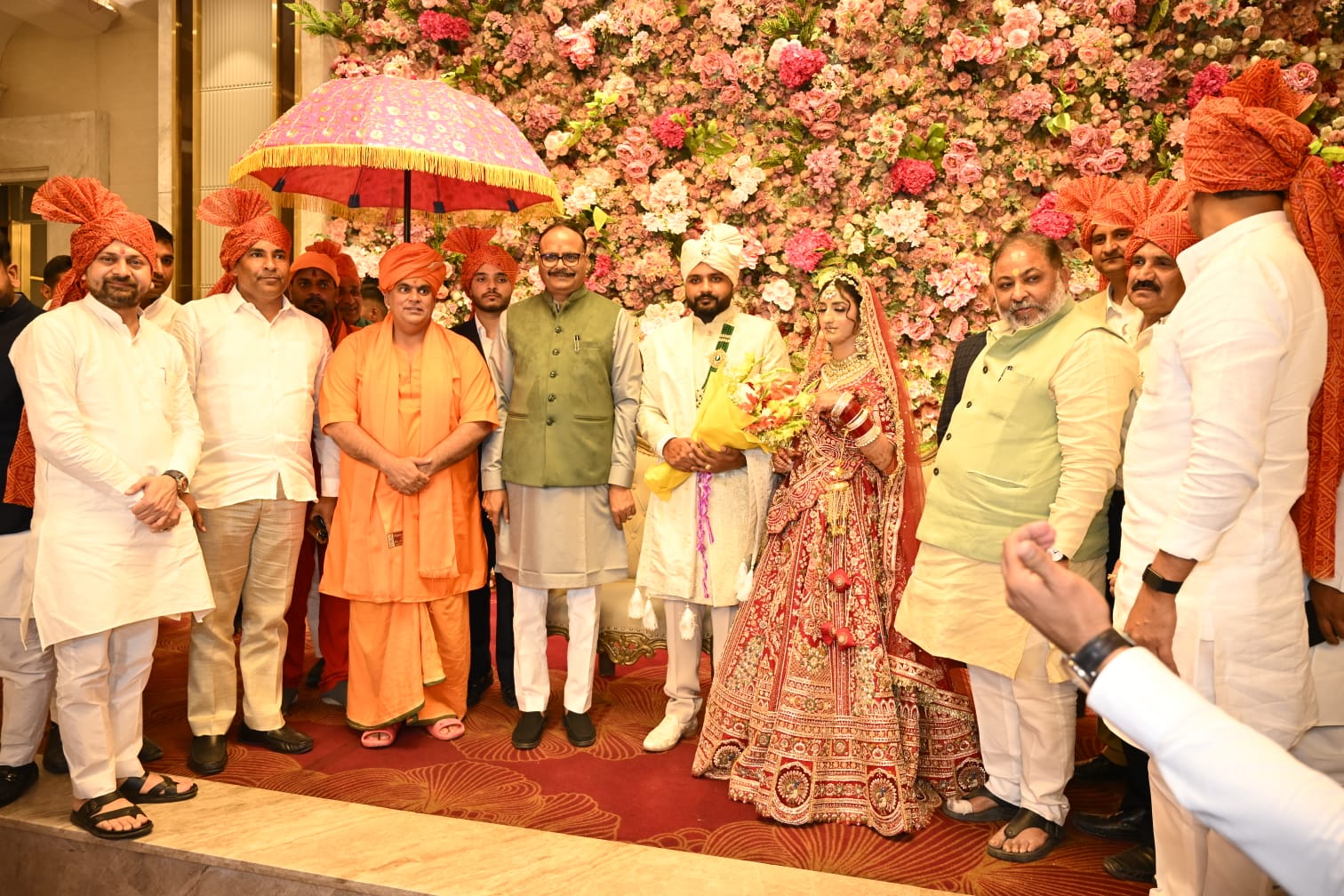 ग्रेटर नोएडा पहुंच उप मुख्‍यमंत्री ने भाजपा नेता के भतीजे को दिया आशीर्वाद:वरिष्‍ठ भाजपा नेता बृजपाल राठी के भतीजे की शादी में पहुंचे बृजेश पाठक