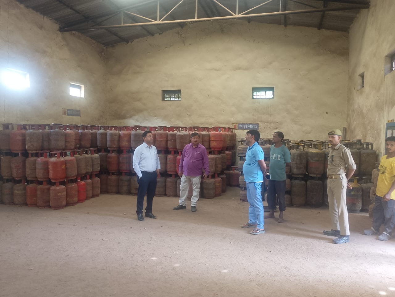 गैस की कालाबाजारी रोकने के लिए डीएम ने उठाया कदम:जांच के लिए अधिकारियों के नेतृत्‍व में टीमों का किया गया गठन