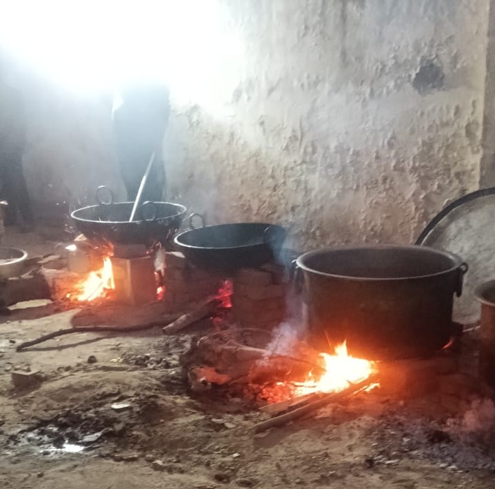 गैस में कटौती के कारण हास्‍टल में छात्रों को नाश्‍ता मिलना हुआ बंद:पुराने दिन हुए ताजा लकड़ी पर बनाया जा रहा खाना