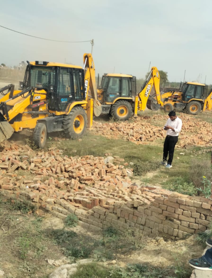 बिसरख के डूब क्षेत्र में बने तीन मकानों को ग्रेटर नोएडा प्राधिकरण ने गिराया : प्राधिकरण ने आमका और बिसरख में अतिक्रमण पर चलाया बुल्डोजर