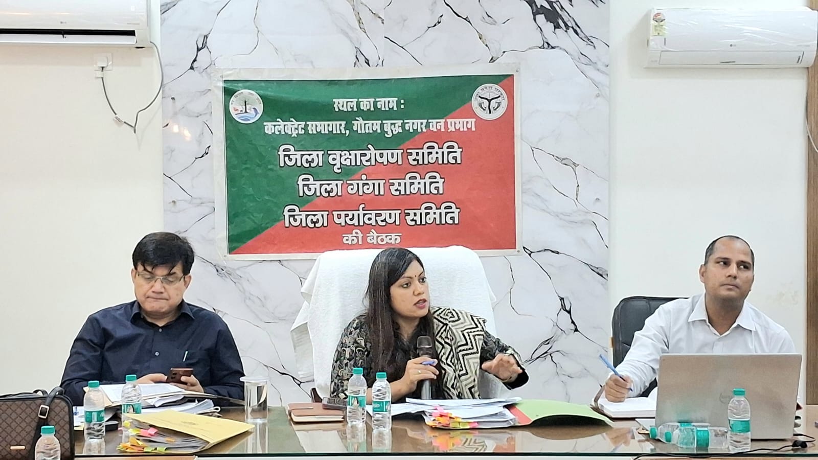 डीएम ने अवैध अतिक्रमण पर प्राधिकरण अधिकारियों को दिया बड़ा निर्देश:अधिसूचित क्षेत्र में हो रहे अवैध निर्माण पर नोटिस जारी करने की कही बात