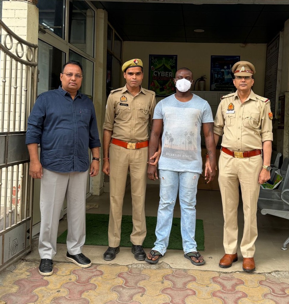 विदेशी ने लड़की व महिलाओं को प्रेमजाल में फंसा ठगे करोड़ों रुपए:थाना साइबर क्राइम पुलिस ने अंतर्राष्ट्रीय गिरोह के सरगना को किया गिरफ्तार