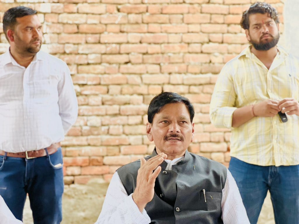 ग्रामीणों ने पीएम और सीएम के कार्यक्रम को सफल बनाने का लिया संकल्प:सघन जनसंपर्क में जुटे जेवर विधायक धीरेंद्र सिंह