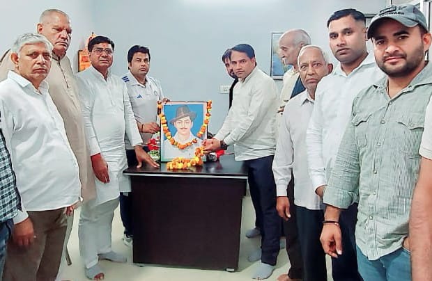 शहीद दिवस पर करप्शन फ्री इंडिया संगठन ने शहीदों को दी श्रद्धांजलि:सरदार भगत सिंह, राजगुरु व सुखदेव के चित्र पर किया माल्‍यार्पण