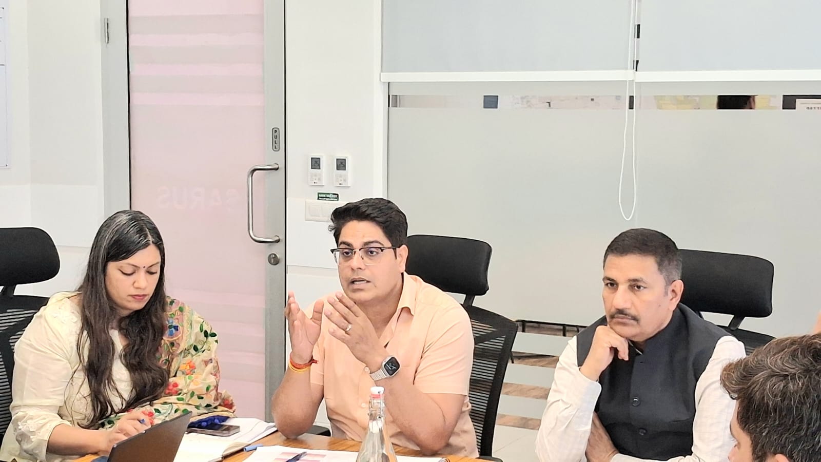 मंडलायुक्त मेरठ मंडल ने की एयरपोर्ट उदघाटन तैयारियों की समीक्षा:सभी तैयारियां समय से पहले करने का दिया निर्देश