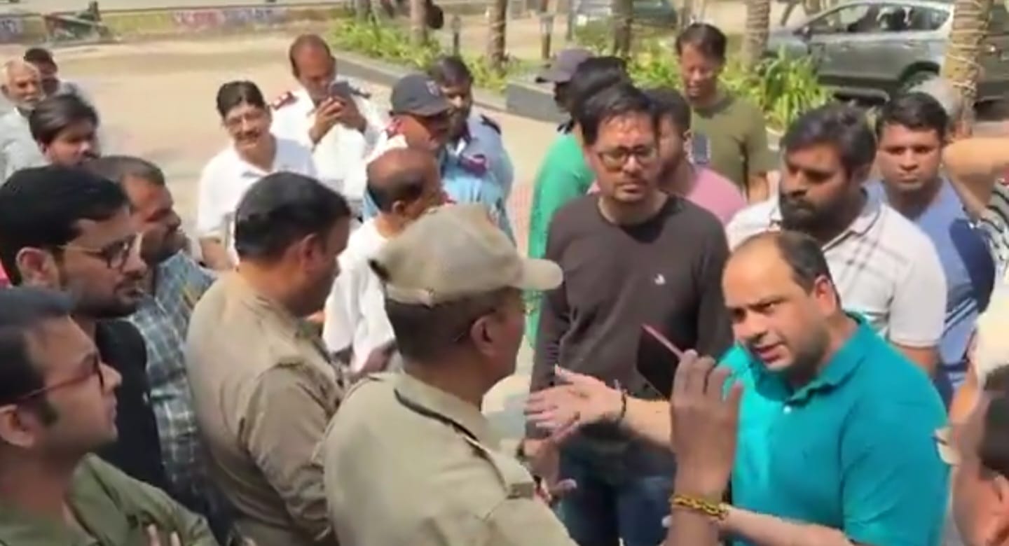 60 पैसा चार्ज बढ़ाए जाने पर भड़के सोसायटी के लोग:निराला एस्‍टेट सोसायटी मेटेनेंस चार्ज बढ़ाए जाने पर लोगों ने दर्ज कराया विरोध