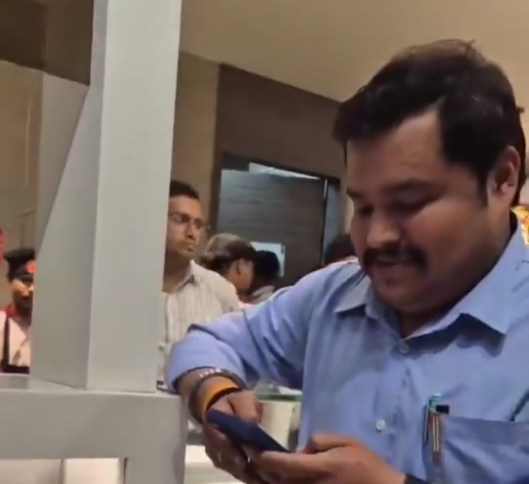 बीकानेरवाला में खाने की गुणवत्‍ता पर खड़ा हुआ सवाल:डोसे में आ रही बदबू पर भड़की महिला, वीडियो हुआ वायरल