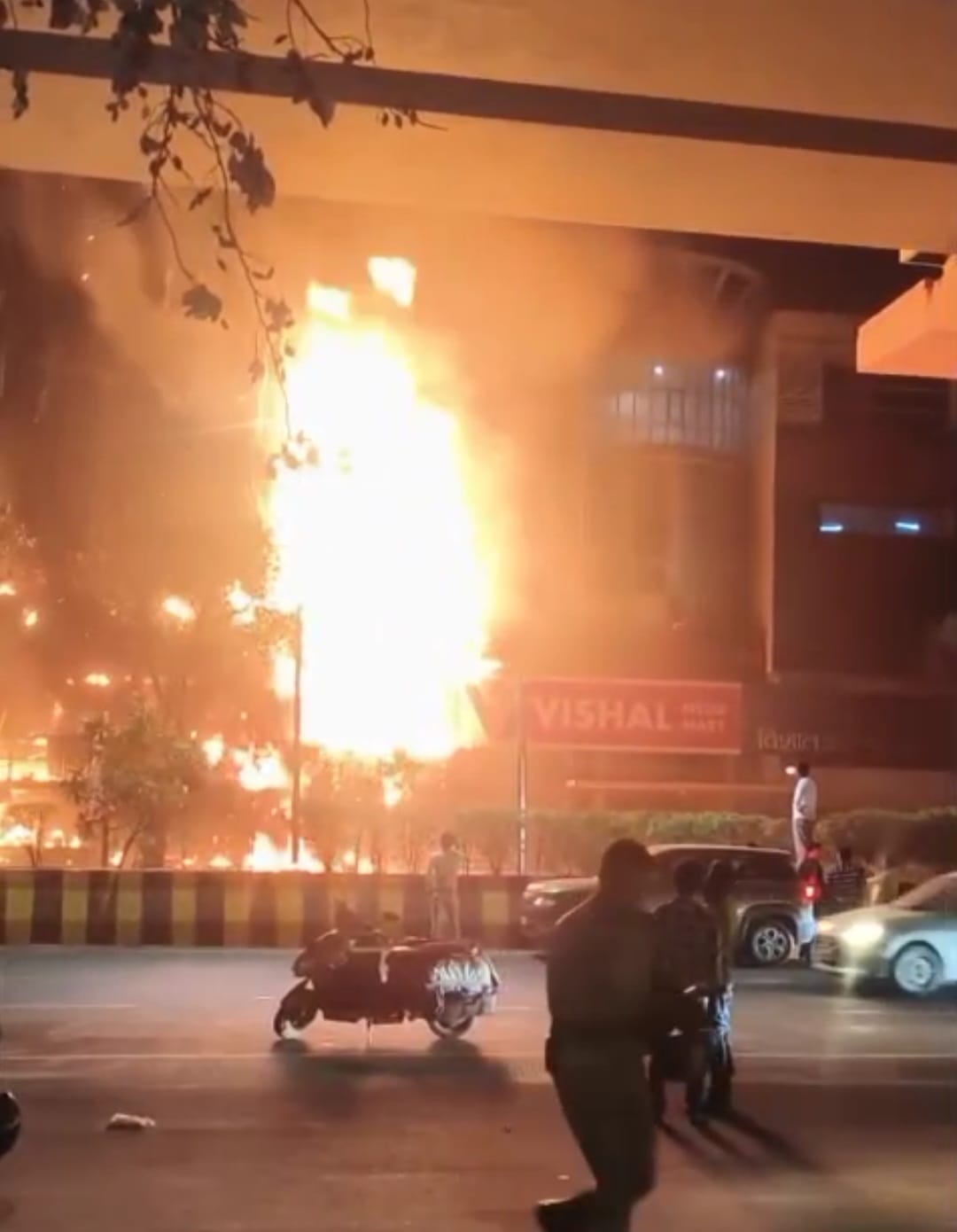 भोर में लगी आग ने विशाल मेगा मार्ट में मचाई तबाही:आग के कारण विशाल मेगा मार्ट में रखा लाखों रुपए का सामान जला