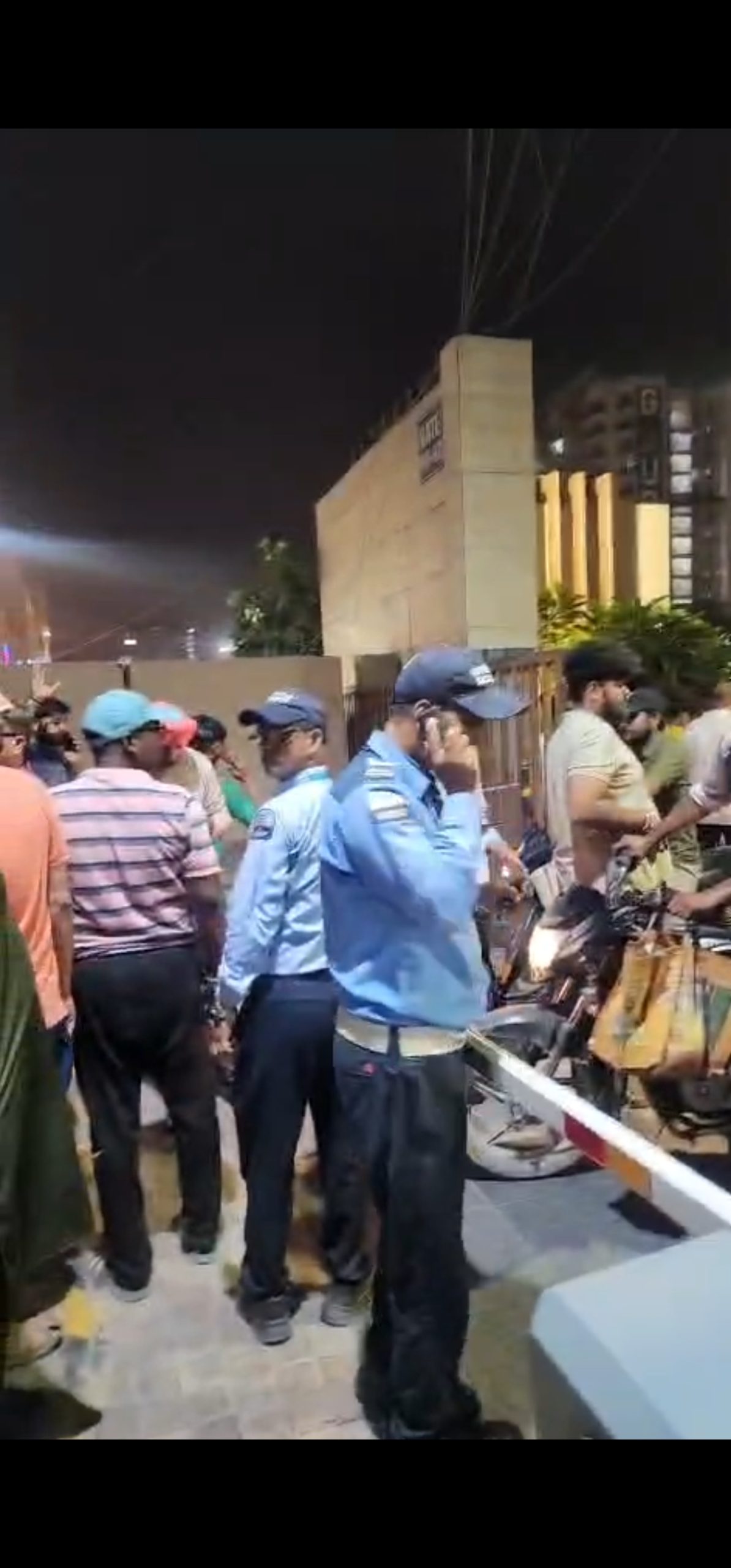 बिल्‍डर के खिलाफ सोसायटी के लोगों ने खोला मोर्चा:महागुन मायबुड्स सोसायटी के लोगों ने गेट बंद कर दिया धरना