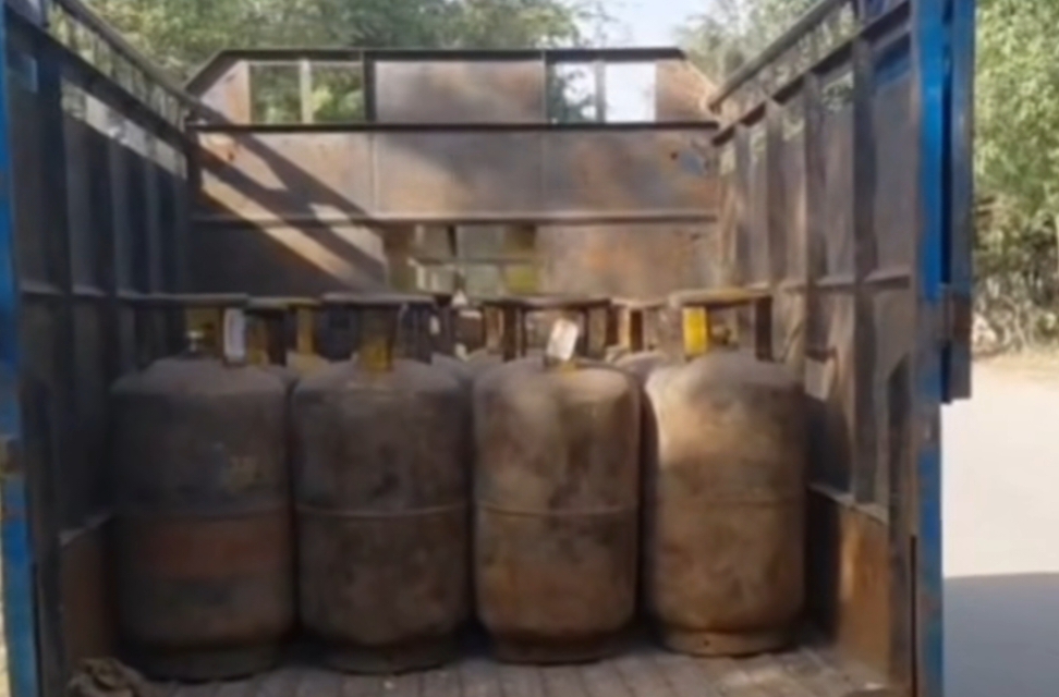 बेटी की शादी में सिलेंडर बन रहा था बाधा:पिता की उम्‍मीदों को डीएम ने किया पूरा