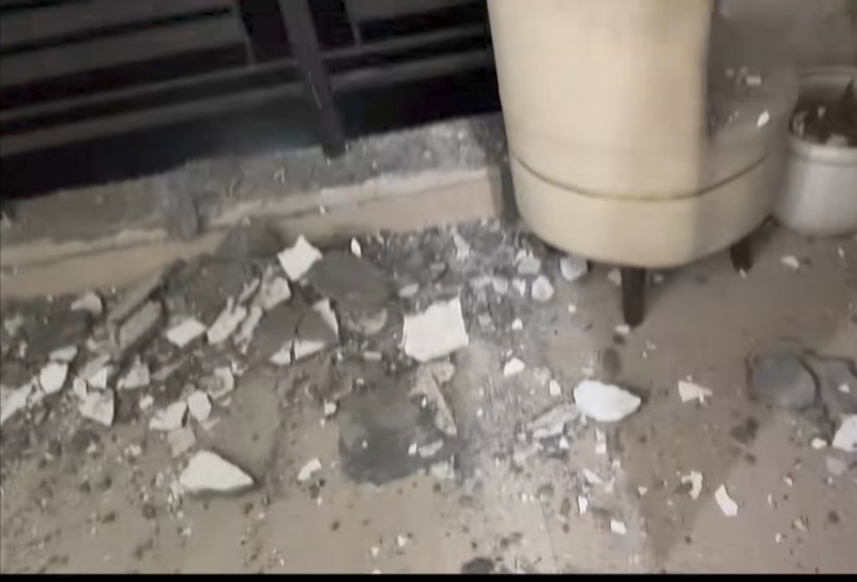 रात में ढ़ाई बजे हुआ धमाका और डर गई महिला:सोसायटी की बालकनी में गिरा प्‍लास्‍टर का बड़ा हिस्‍सा