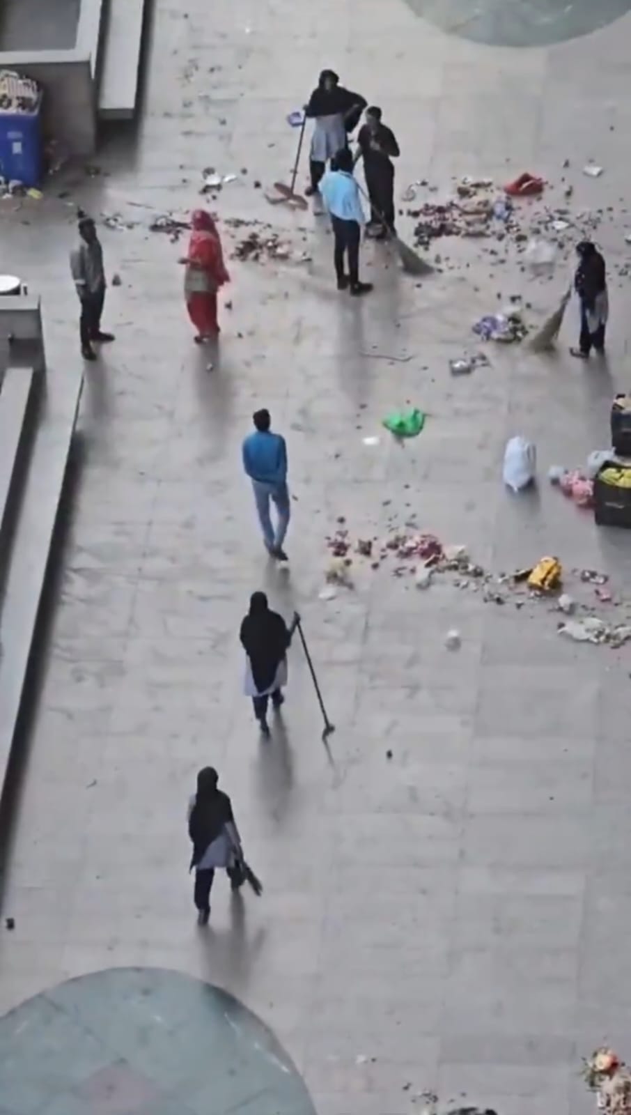 मेंटेनेंस चार्ज न देना दुकानदारों को पड़ गया भारी:गौड़ सिटी वन में दिखाई दिया सफाई कर्मचारियों का गुस्‍सा