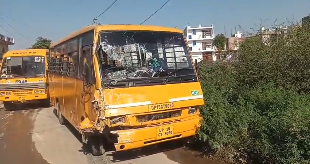 दो स्‍कूल बसों की टक्‍कर में कई बच्‍चे हुए घायल:जीजस मैरी और रामाज्ञा स्कूल की बस में हुई टक्‍कर