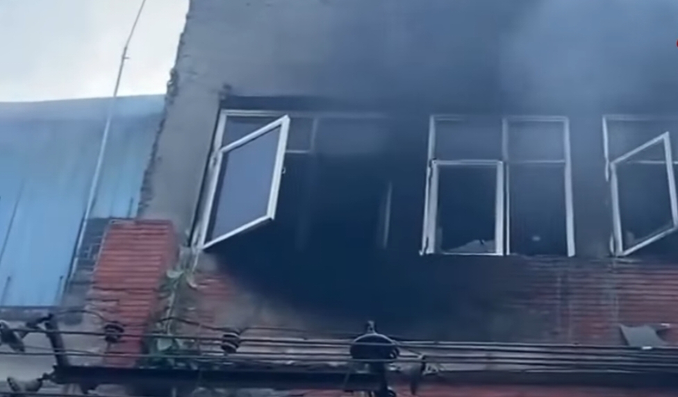 आग के कारण नोएडा में दो फैक्‍ट्री पूरी तरह जली:फायर विभाग के 5 वाहनों ने मशक्‍कत के बाद आग पर पाया काबू