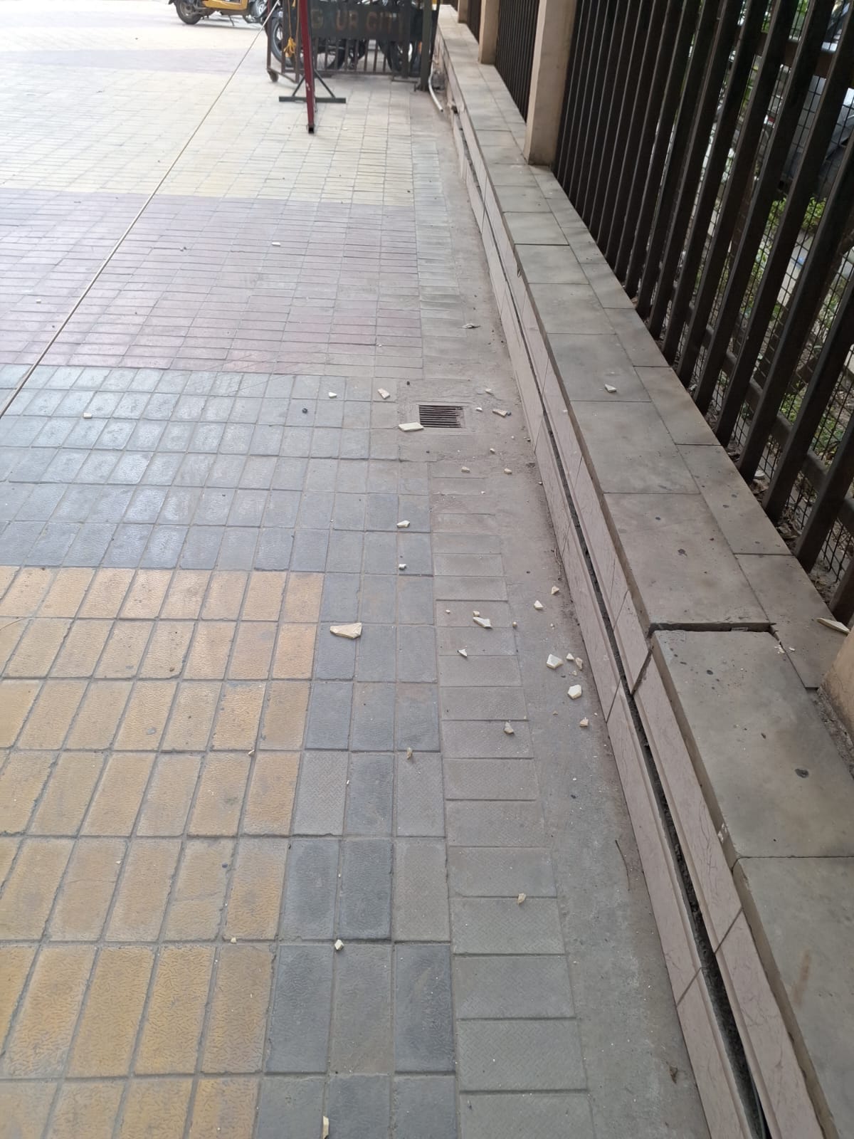 गौड़ सिटी 14 एवेंन्‍यू में टल गया बड़ा हादसा:टॉवर बी में फ्लैट की टाइल्‍स टूटकर गिरी नीचे