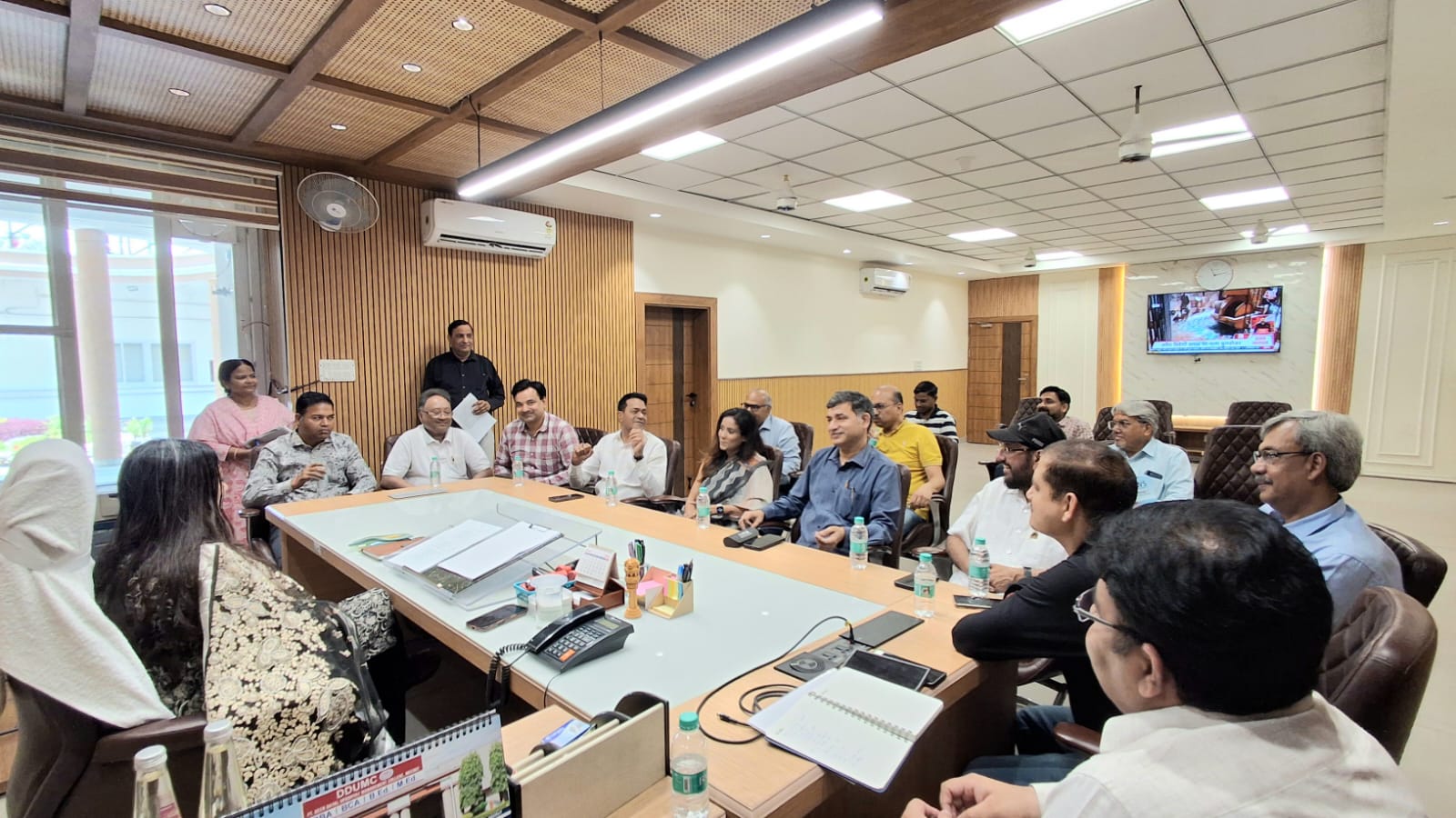 मेगा कैंप आयोजन को लेकर डीएम ने उद्यमी संगठनों के साथ की बैठक:एक मई को जिले में 201 स्‍थानों पर लगेगा निशुल्‍क कैंप