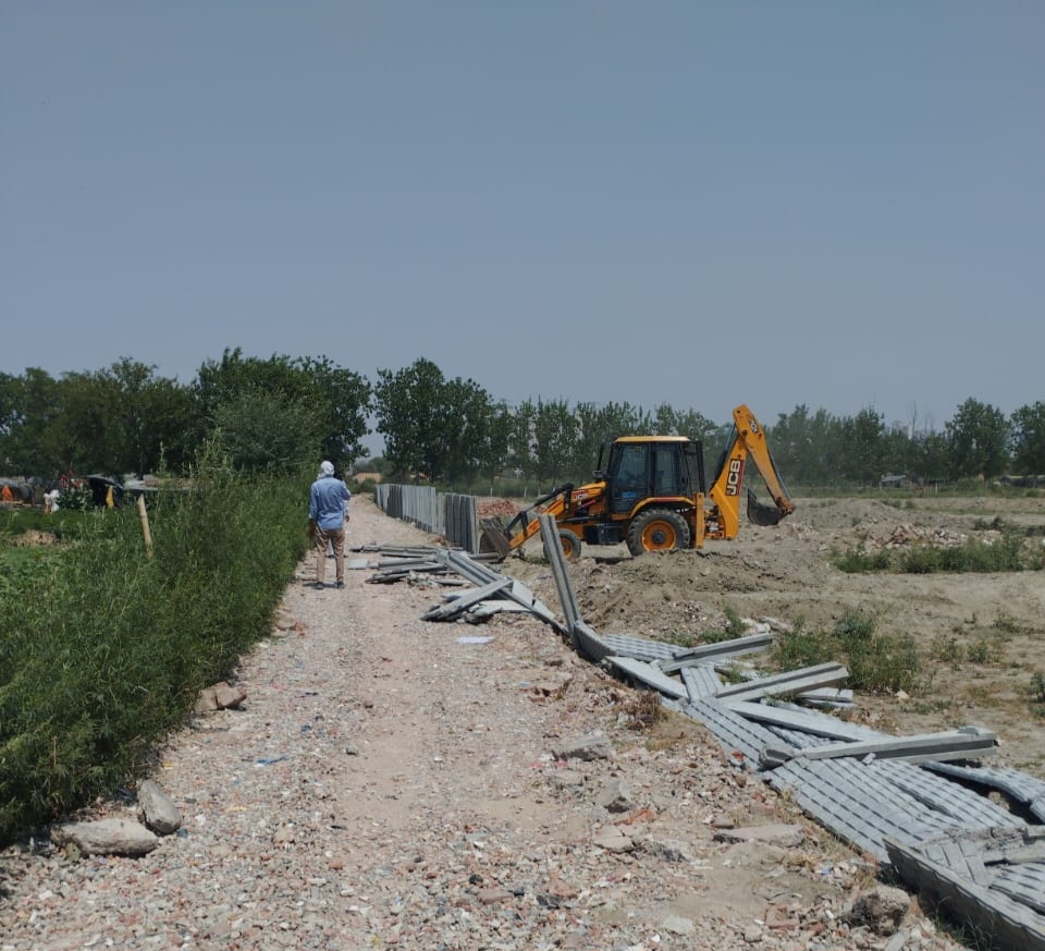 ग्रेटर नोएडा वेस्ट के डूब क्षेत्र में चला बुल्डोजर, 25 हजार वर्गमीटर जमीन अतिक्रमण मुक्त