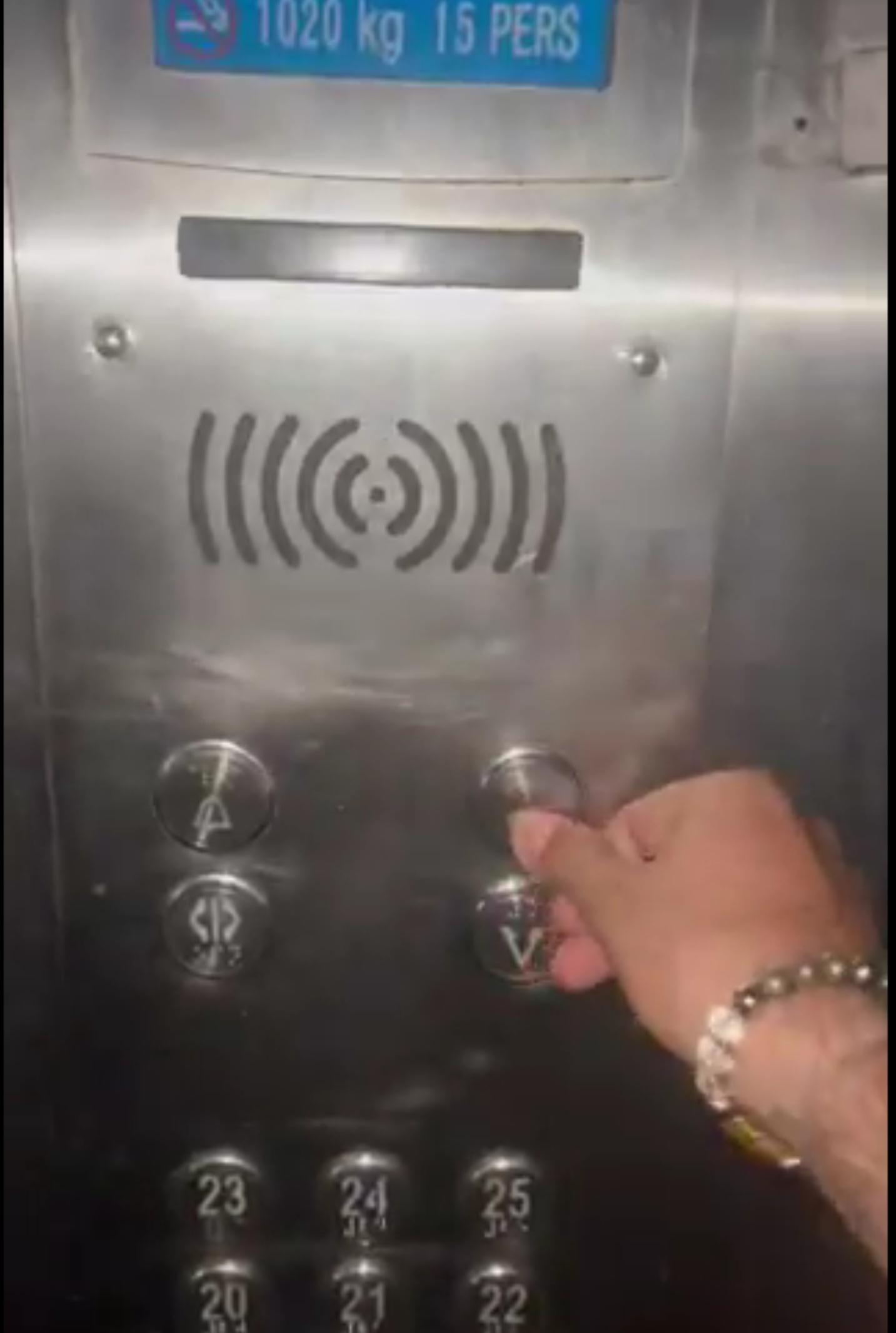 ग्रेटर नोएडा वेस्‍ट की महागुन मायबुड्स सोसायटी में फंसी लिफ्ट:14 वें फ्लोर पर काफी देर तक फंसे रहे तीन लोग