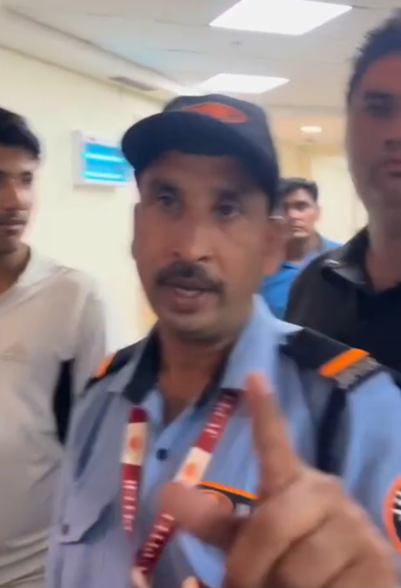 आयुष्‍मान कार्ड होने के बाद भी शारदा अस्‍पताल में नहीं मिला उपचार:पीडित परिजन से मोबाइल छीनने का बाउंसर ने किया प्रयास