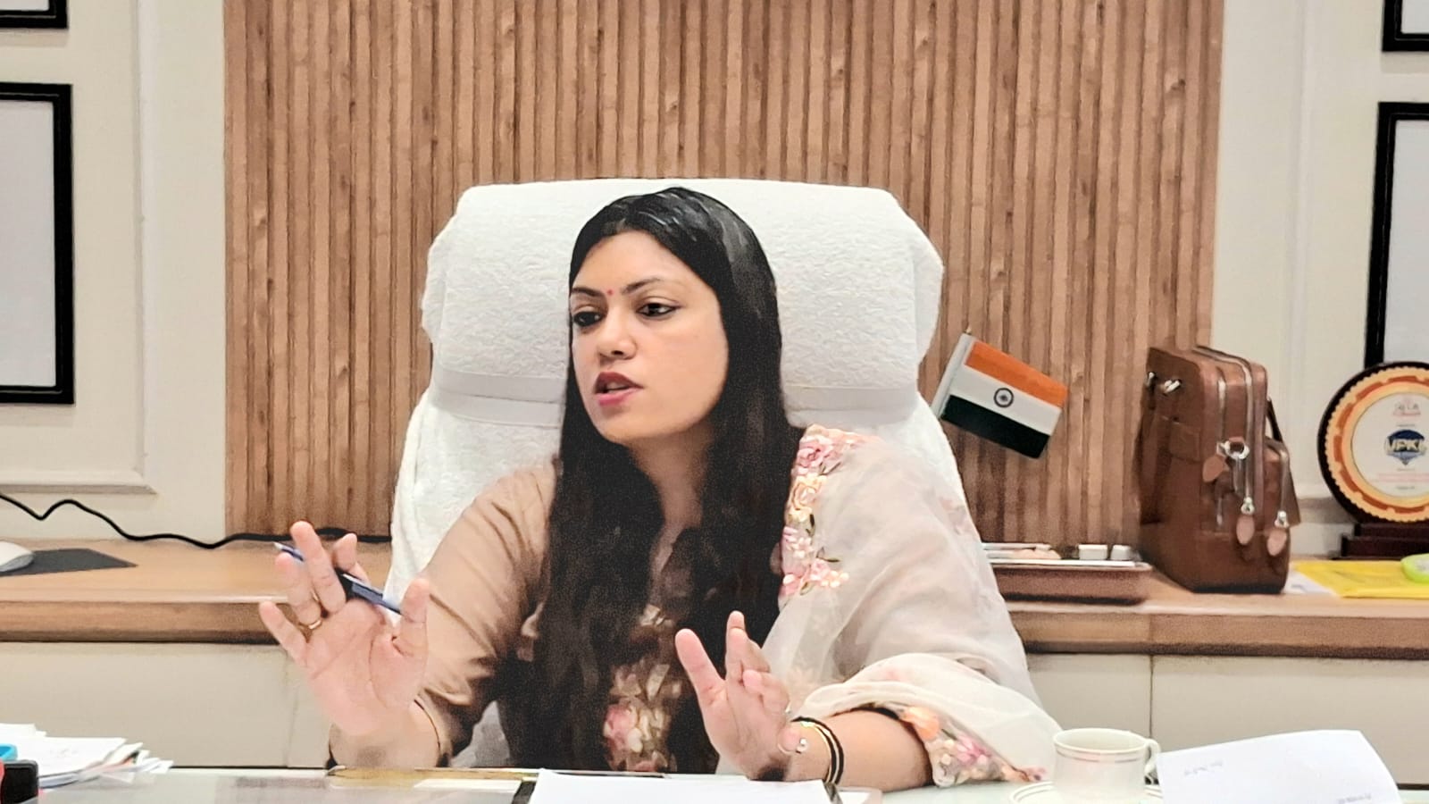 नोएडा इंटरनेशनल एयरपोर्ट के विस्तारीकरण से प्रभावित किसानों को मिलेगा मुआवजा:डीएम ने बैठक के बाद अधिकारियों को दिए विशेष निर्देश